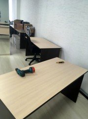 Прямые письменные столы для офиса